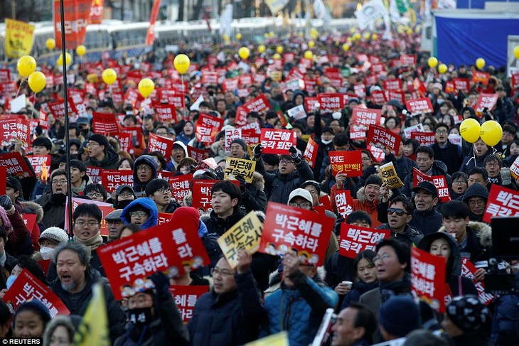Hundreds of thousands South Koreans demand President Park Geun-hye to resign - ảnh 1